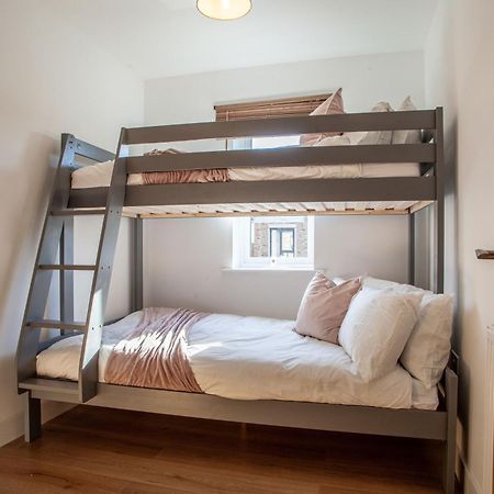 Modern 3 Bedroom House With Parking Bath Ngoại thất bức ảnh