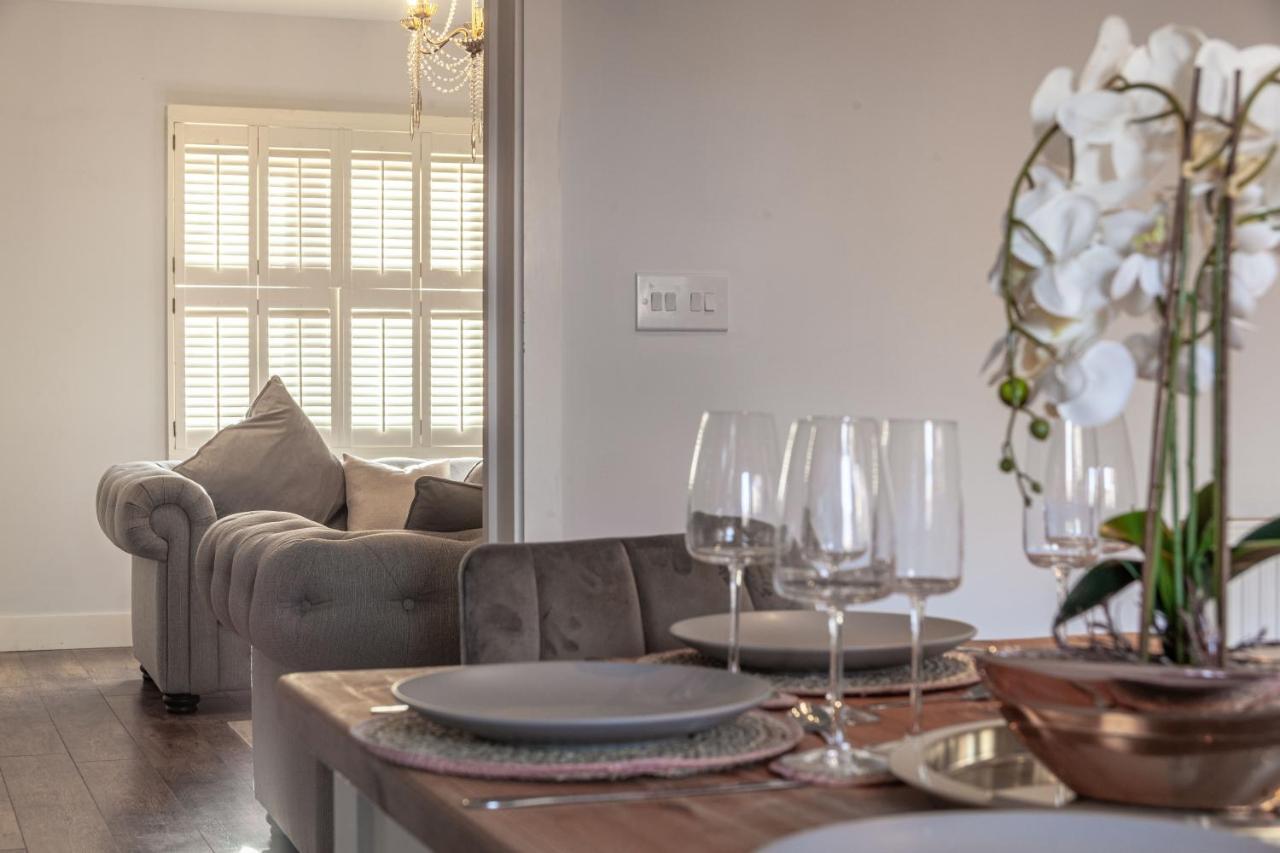 Modern 3 Bedroom House With Parking Bath Ngoại thất bức ảnh