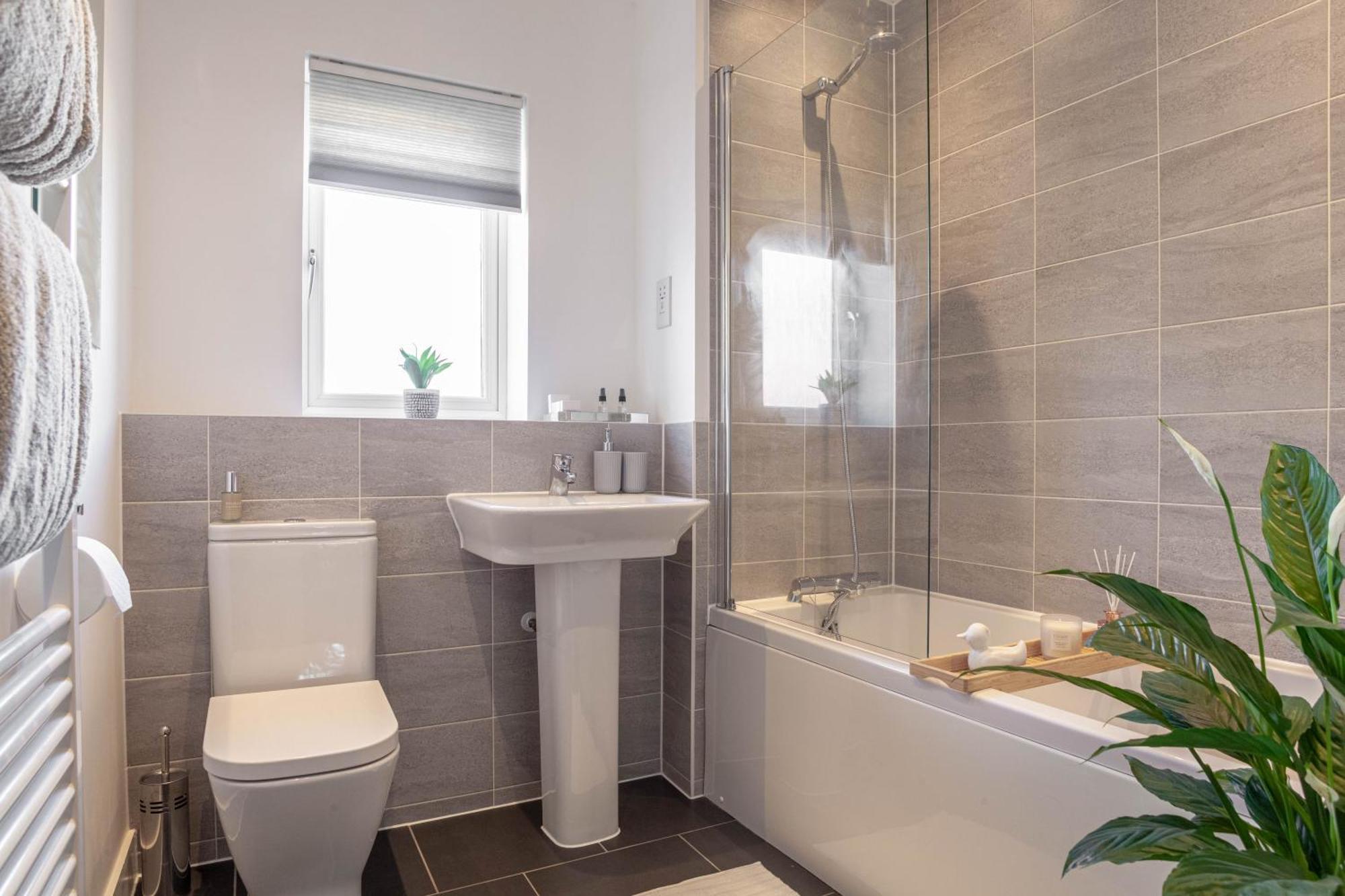 Modern 3 Bedroom House With Parking Bath Ngoại thất bức ảnh