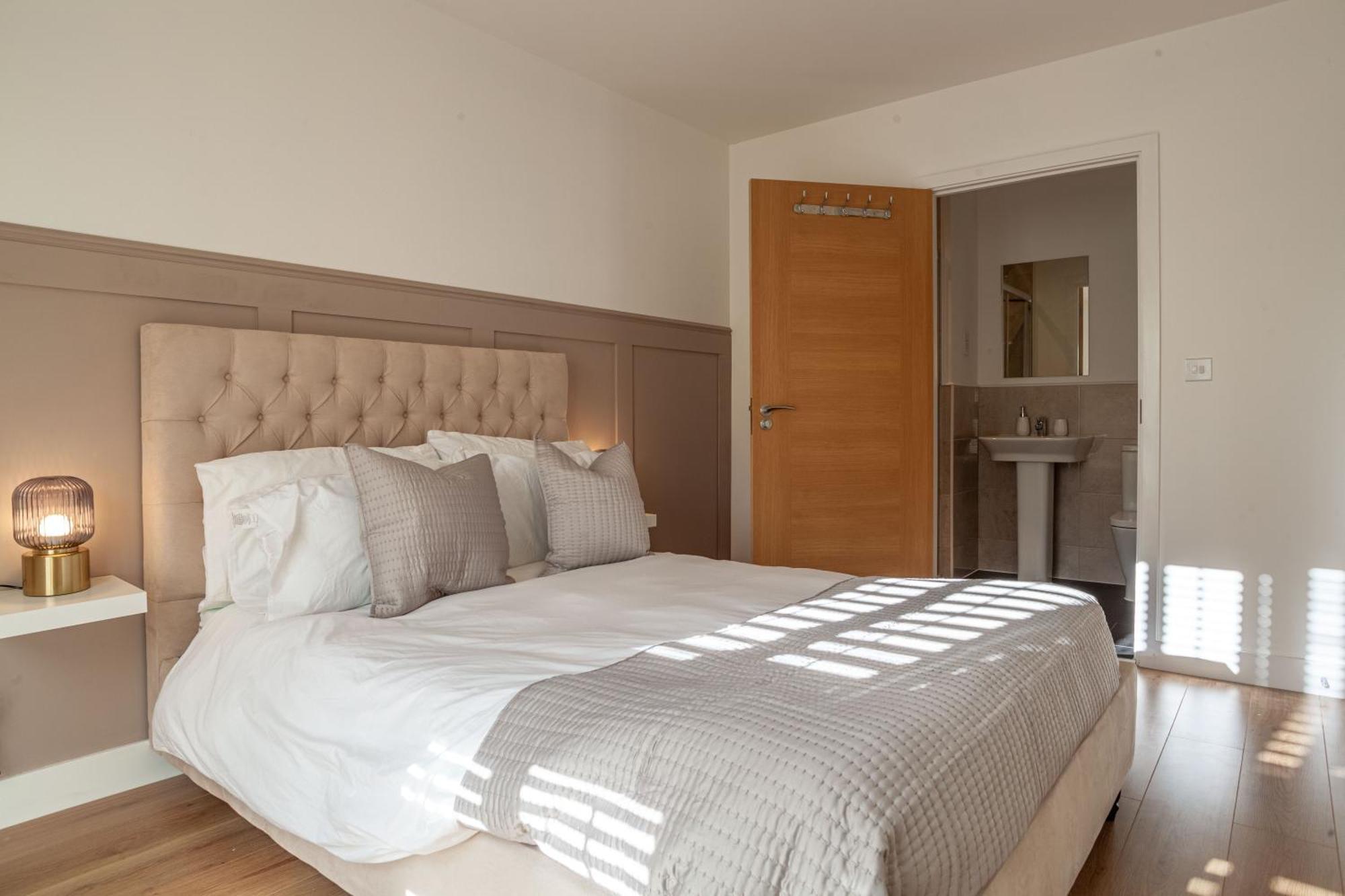 Modern 3 Bedroom House With Parking Bath Ngoại thất bức ảnh