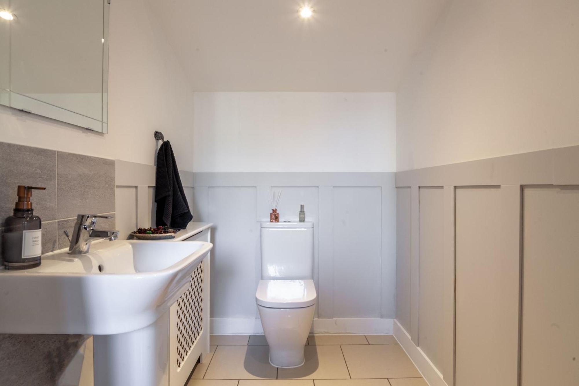 Modern 3 Bedroom House With Parking Bath Ngoại thất bức ảnh