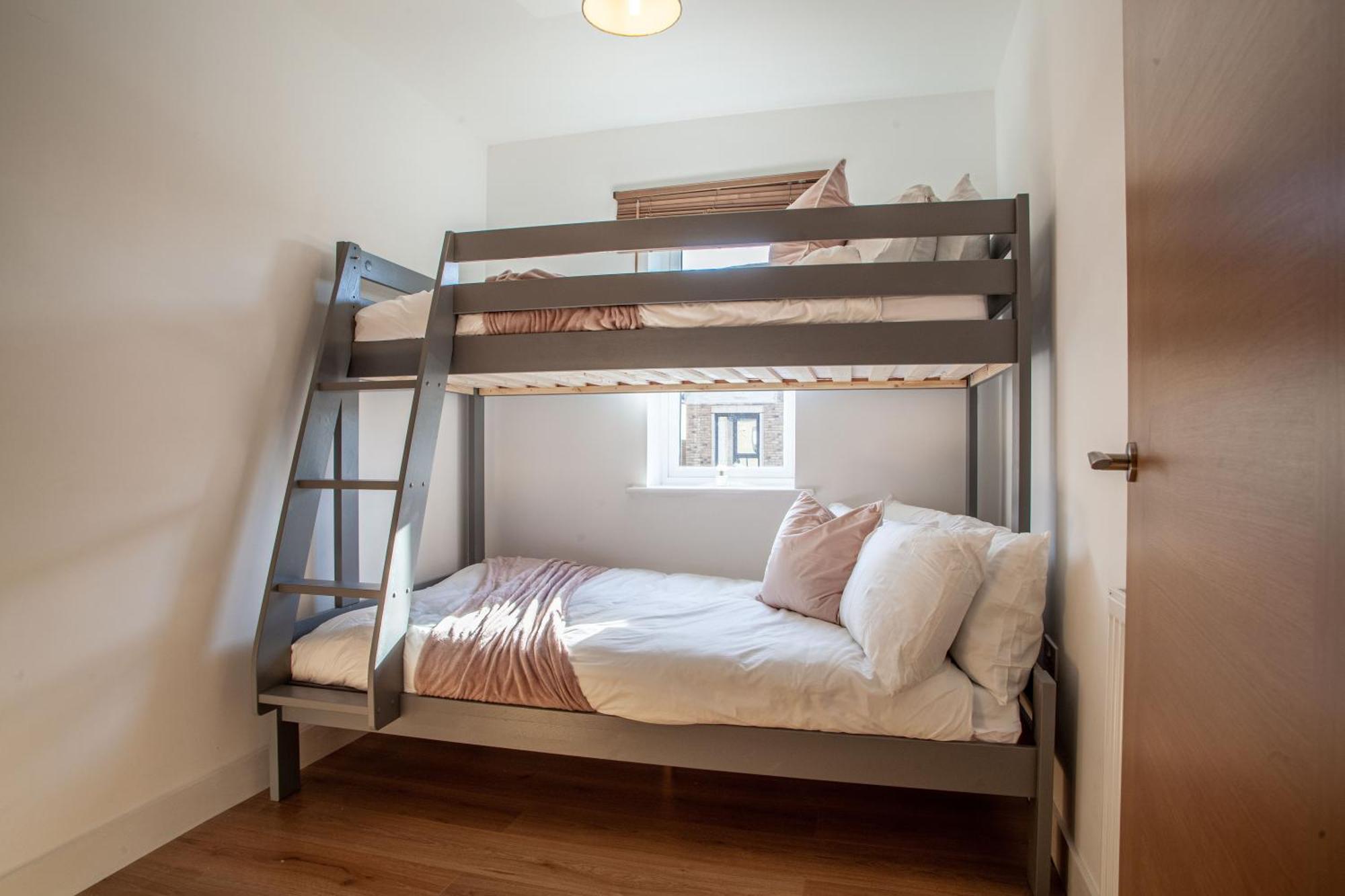 Modern 3 Bedroom House With Parking Bath Ngoại thất bức ảnh