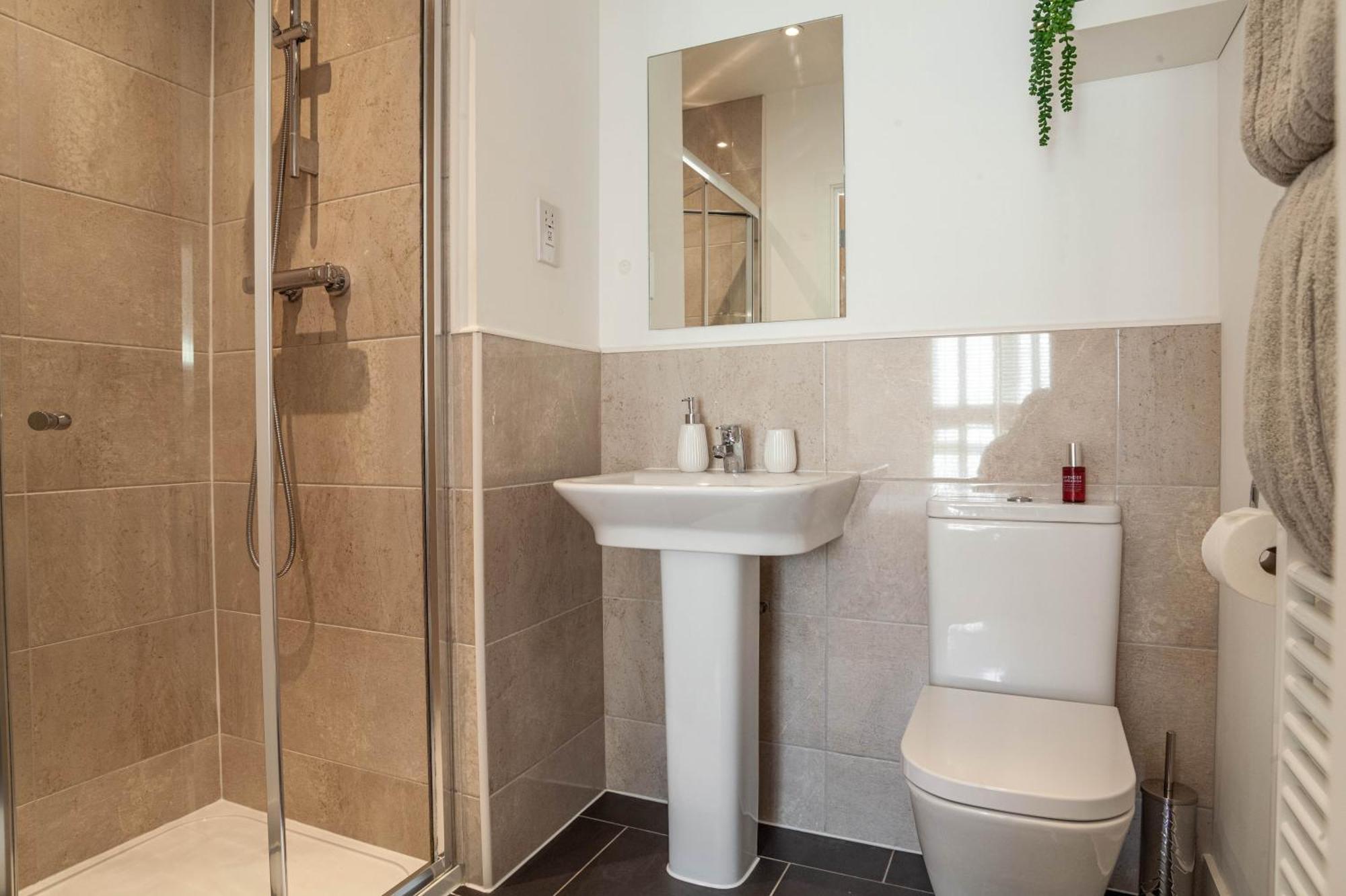 Modern 3 Bedroom House With Parking Bath Ngoại thất bức ảnh